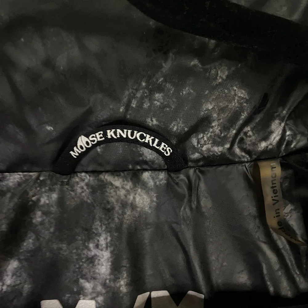 Moose Knuckles BLACK CARBON PRINT JAVELIN PUFFER JACKET size Medium Power Down